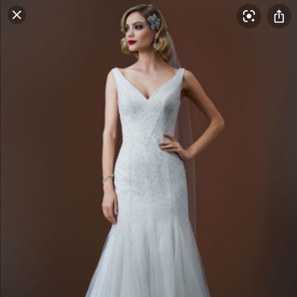 Wedding dress worn only once! Practically brandnew - Picture 1 of 6